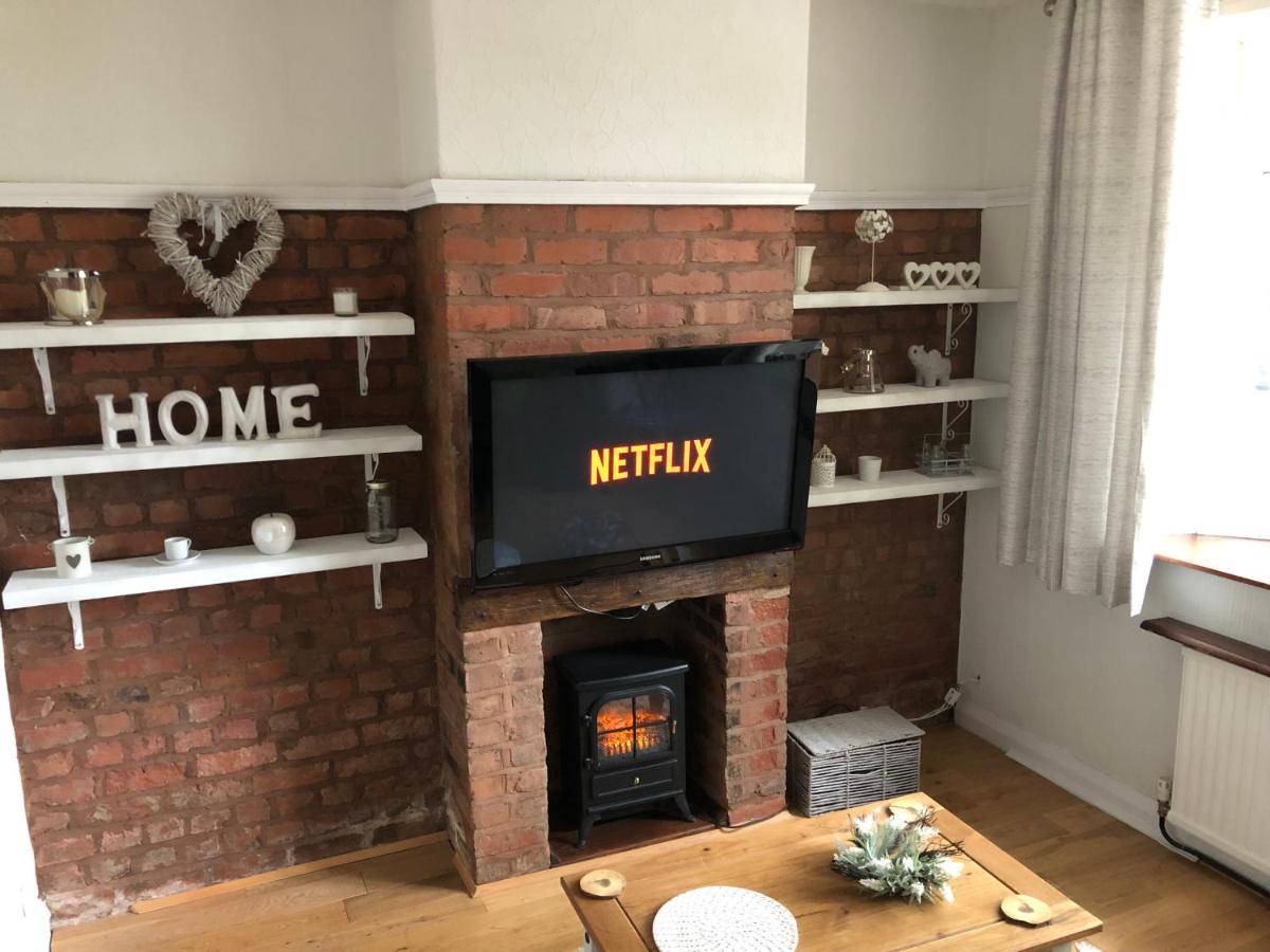 Cosy Rustic 3 Bed Cottage, Great Train Links Holiday home Bebington